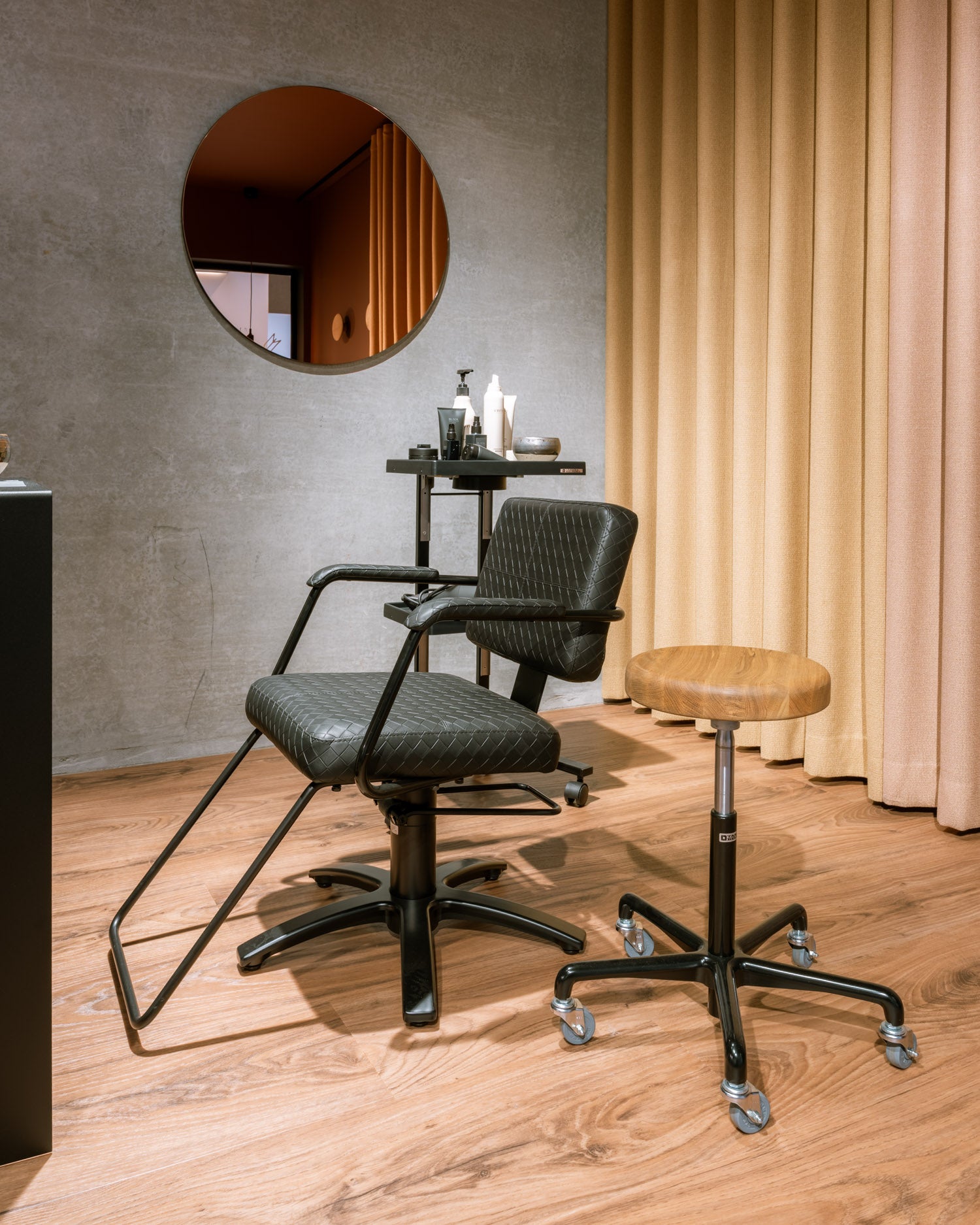 Zen - Salon stool with wooden seat - Black cross base